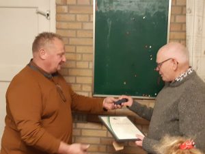 Johan Linders ontvangt oorkonde en medaille voor 40 jaar lid KLN